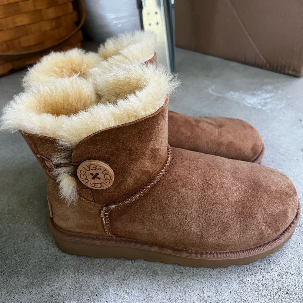 UGG chestnut Bailey Button Boots with Sheepskin Lining - Picture 2 of 7